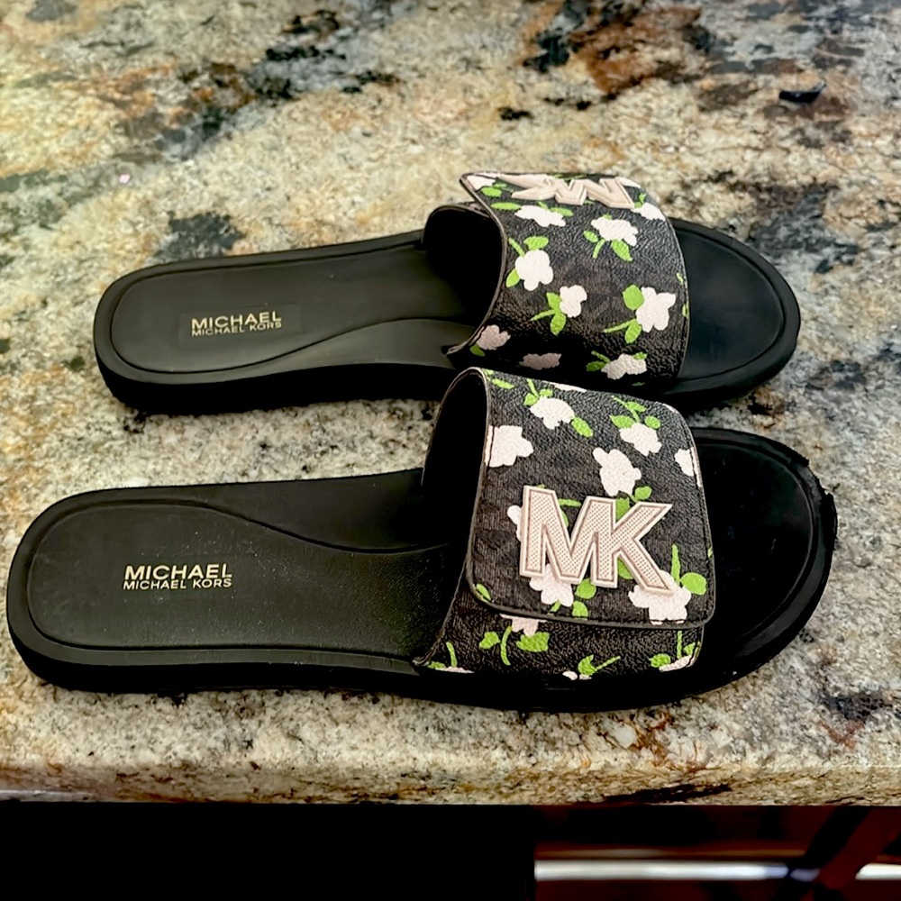 Michael Kors slides! - Picture 3 of 7